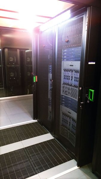 Ein Einhausungssystem im Showroom des Schneider-Electric-Werks in Conselve. (Bild: Vogel IT-Medien)