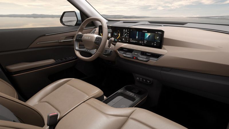 Viele Displayflächen, wenig Knöpfe – der EV5 bietet einen zeitgemäß eingerichteten Arbeitsplatz. (Bild: Kia)