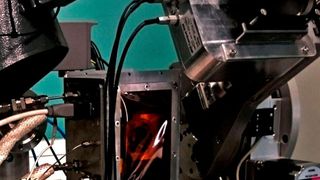 Mit einem Synchrotron schauen Wissenschaftlerinnen und Wissenschaftler des KIT einem Power-to-X-Katalysator bei der Arbeit zu. (KIT/ Tiziana Carambia)