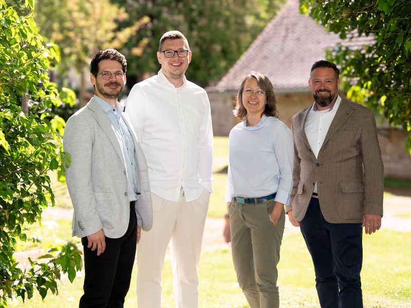 De izquierda a derecha: el Dr. Lars Helmlinger, Stefan Zuljevic, la Dra. Marieluise Lang y Thomas Wolz (de izquierda a derecha), de LaMa Recycling(Bild:  LaMa)