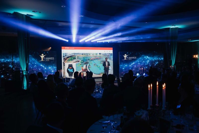 Künstliche Intelligenz ist gut im Erkennen von Mustern. Sie kann etwa einem Bademeister, einer Bademeisterin per App mitteilen, wo sich im Schwimmbad ein abweichendes Verhalten zeigt. So können diese Aufsichtspersonen erkennen, wo sie genauer hinschauen müssen, um gegebenenfalls vor dem Ertrinken zu retten.  (Bild: Manuel Emme Fotografie)