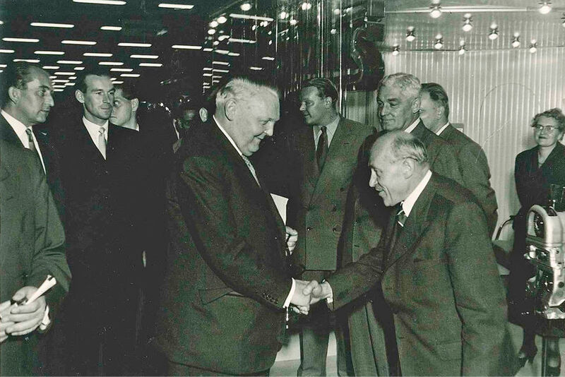 Otto Winklhofer leitete das Unternehmen mehr als vier Jahrzehnte, von 1933 bis 1975 – hier auf der Hannover Messe 1954 mit Wirtschaftsminister Ludwig Erhard. (Iwis)
