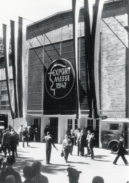 Eher ein Provisorium auf einem Fabrikgelände und dennoch ein voller Erfolg war die 1. Exportmesse in Hannover. (Deutsche Messe)