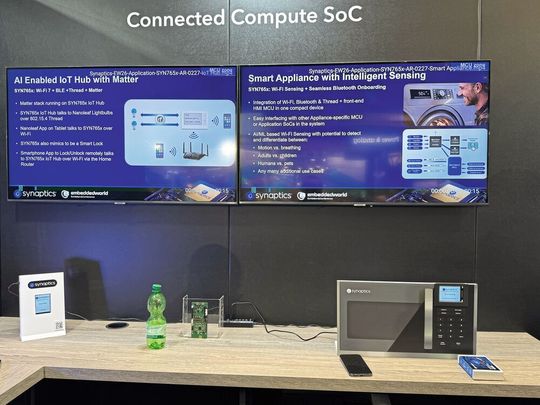 Messe-Demonstration des SYN765x-Chips: Das System erkennt über Wifi-Sensordaten Personen im Raum und steuert so Smart-Home-Geräte wie das Display der Waschmaschine.(Bild:  mc/VCG)