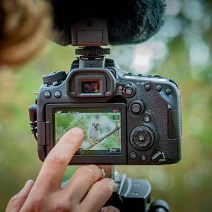 Das 3-Zoll-Touchdisplay ist dreh- und schwenkbar.