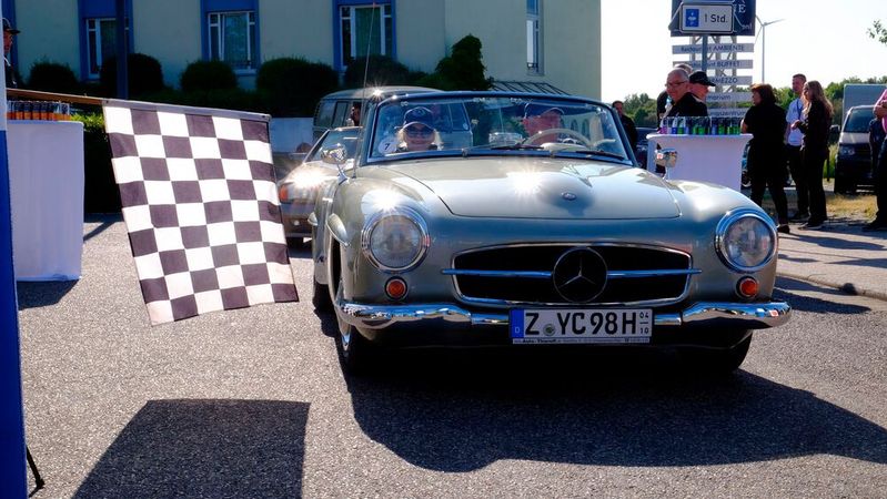 Gut gepflegt und ein Start mit der Flagge: ein Mercedes-Benz Cabrio von 1960 Gut gepflegt und ein Start mit der Flagge: ein Mercedes-Benz Cabrio von 1960