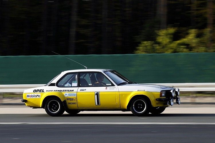 Der Opel Ascona B i2000 Rallye Gruppe 2 von 1979 wurde ausschließlich in gelb/weiß ausgeliefert. (Foto: Opel)