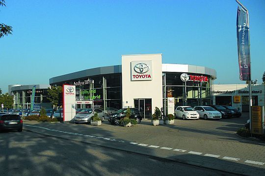 Das Toyota-Autohaus Wieser befindet sich verkehrsgünstig direkt an der viel befahrenen Landsberger Straße in München. (Foto: Wieser)