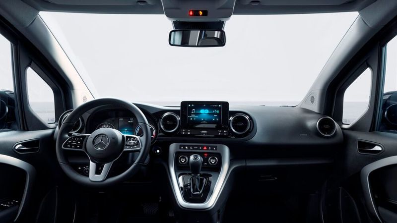 Das Interieur des EQT kennt man aus der T-Klasse. (Bild: Mercedes)
