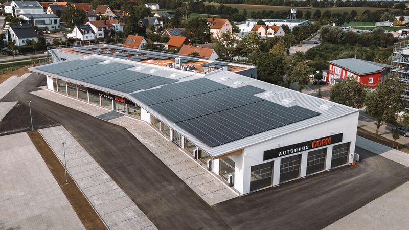 Der Neubau des Autohauses Dorn in Landshut ist leicht V-fömig konstruiert. (Bild:  Autohaus Dorn)