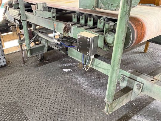 Nach der Umrüstung: Hybridwaage mit moderner Wägetechnik (Hier zu sehen: Biegestab-Wägezelle und Klemmenkasten) Nach der Umrüstung: Hybridwaage mit moderner Wägetechnik (Hier zu sehen: Biegestab-Wägezelle und Klemmenkasten)