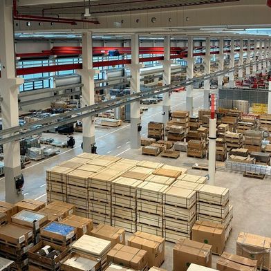 Einblick in die neue Produktionshalle: Hier wird insbesondere die energieeffiziente Kingdrive-Fördertechnik für Behälter und Kartons produziert. (Bild: TGW Logistics)