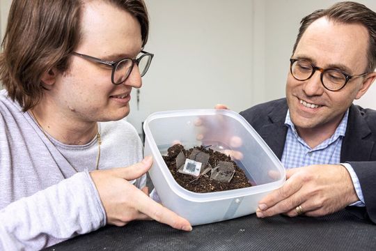 Xavier Aeby (l.) und Gustav Nyström haben eine komplett gedruckte, biologisch abbaubare Batterie entwickelt, die aus Zellulose und anderen ungiftigen Komponenten besteht. Xavier Aeby (l.) und Gustav Nyström haben eine komplett gedruckte, biologisch abbaubare Batterie entwickelt, die aus Zellulose und anderen ungiftigen Komponenten besteht.
