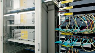 Simatic Industrie-PC als Basis des Prozessleitsystems Simatic PCS 7 (links) und die erneuerte Scalance-Netzwerktechnik (rechts) bilden zusammen ein redundantes und dadurch sehr zuverlässiges Gesamtsystem. (Bild: Siemens)