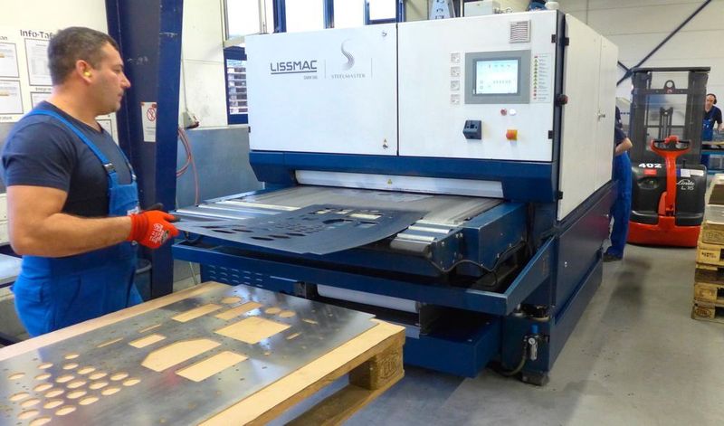 Die hohe Qualität der Oberflächenbearbeitung muss erhalten bleiben. Daher tragen die Mitarbeiter zum Blechhandling Handschuhe. (Bild: Springfeld)