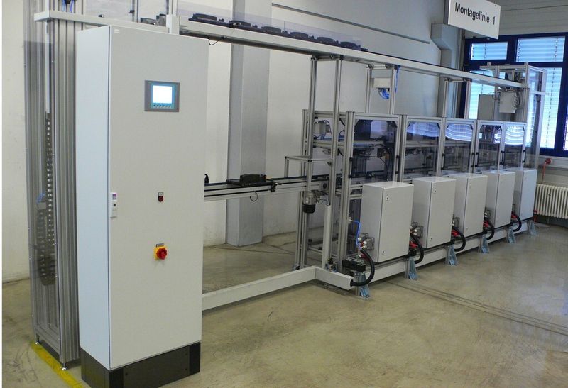 Das Bild zeigt die Anlage beim Aufbau. Am Montageband werden die einzelnen Module in Position gebracht und verbunden. (Bild: Weiss)