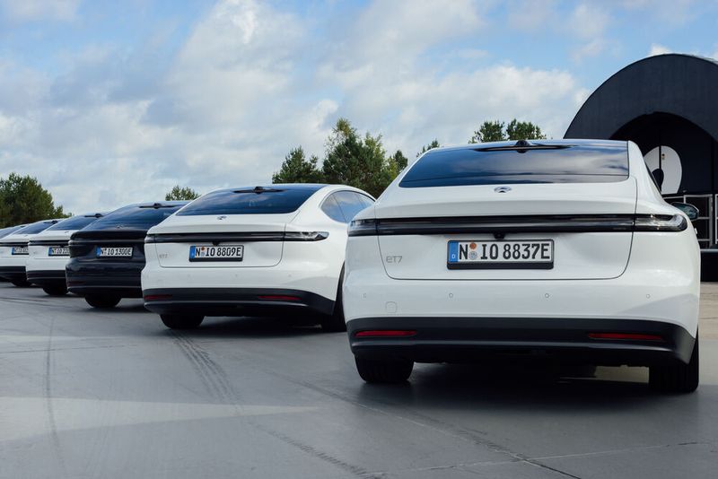 Besonders auffallend sind beim ET 7 die beiden Kameras und der Long-Rang-Lidar im Dach oberhalb der Windschutzscheibe. Rein technisch ist der ET 7 für automatisiertes Fahren im Level 3 ausgelegt.  (Bild: Nio)