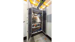 Kühlwasserverteilung: Die Einhausung bietet vielfältige Möglichkeiten für den Anlagenaufbau. (Bild: Rittal)