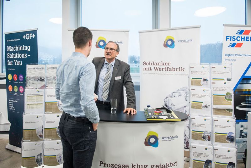 Der Kongress und die Tischmesse im Foyer boten einen angenehmen Rahmen für Gespräche und das Networking. (Thomas Entzeroth)