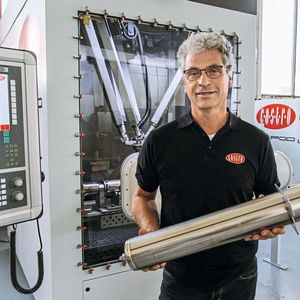 Castro-Geschäftsführer Udo Massari mit einem Edelstahlkatalysator für die Reinraumtechnik.