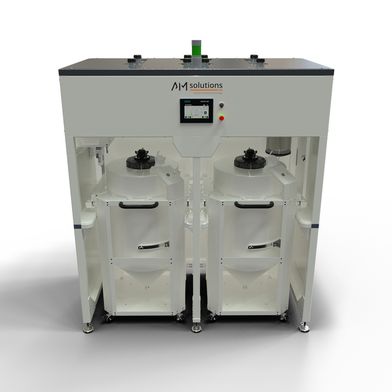 Automatisierte Pulverversorgung ohne Unterbrechung: Das Powder Management System (PMS) von AM Solutions integriert zwei Polyboxen und wechselt bei Bedarf automatisch von der einen auf die andere. (Bild: Rösler Oberflächentechnik)