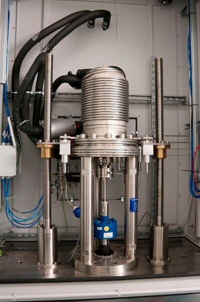 Versuchseinrichtung zur Durchführung von temperierten Ermüdungs- und Zugversuchen unter Druckwasserstoff, Stickstoffatmosphäre und Umgebungsluft. (Fraunhofer LBF/Raapke)