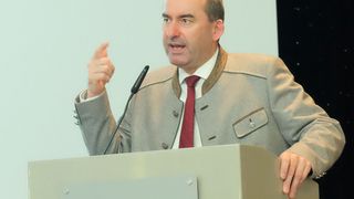 Bayerns Wirtschaftsminister Hubert Aiwanger versprach auf der Jahrestagung des Kfz-Gewerbes Bayern, das Problem der Kalibrierung anzugehen. (Zietz/»kfz-betrieb«)