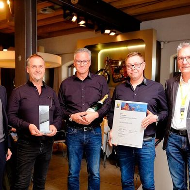 Während der Verleihung des Classic Business Awards im PS-Speicher Einbeck: Autohausinhaber Klaus Hagenlocher (Mitte), daneben die Mitarbeiter Gabriel Perlmann (links) und Sven Nordmann (rechts) sowie Raphael Dammann (DAT, links außen) und »kfz-betrieb«-Chefredakteur Wolfgang Michel (rechts außen).
 (Bild: Zietz – VCG)