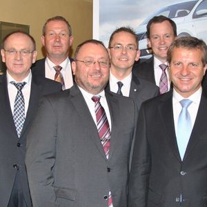 Der Vorstand des Skoda-Partnerverbands: (v. li.) Bernd Weber, Andreas Müller (beide AK Vertrieb und Marketing), Hans Mette, Günther Rube (beide AK Kundendienst, Teile und Zubehör), Jochen Schandert (AK Vertrieb und Marketing), Geschäftsführer Patrick Kaiser, Vorsitzender Thomas Peckruhn und Kersten Borst (stellvertretender Vorsitzender).