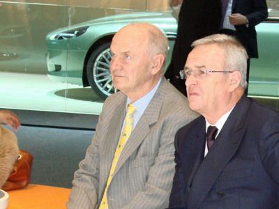 Die Neuheiten in Genf sorgen für gebannte Blicke: VW-Aufsichtsratchef Ferdinand Piëch (li.) und VW-Lenker Martin Winterkorn betrachten - den neuen Ford Kuga. (Archiv: Vogel Business Media)