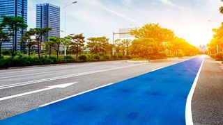 Alleine in Deutschland eignen sich etwa 1.400 Quadratkilometer horizontale Flächen für Solarstraßen, mit deren Strom sich etwa 20 Millionen Fahrzeuge mit Energie versorgen ließen. (Clipdealer)