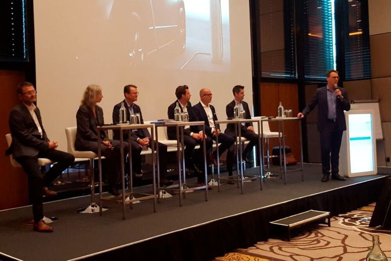 Die komplette Führungsriege von Mazda Deutschland war zur Jahreshauptversammlung des Händlerverbands nach Wien angereist (v.li.): Gerd Meyer, Ines Merle, René Bock, Georg Schulte, Dino Damiano, Felix Gebhart und Bernhard Kaplan. (MHV)