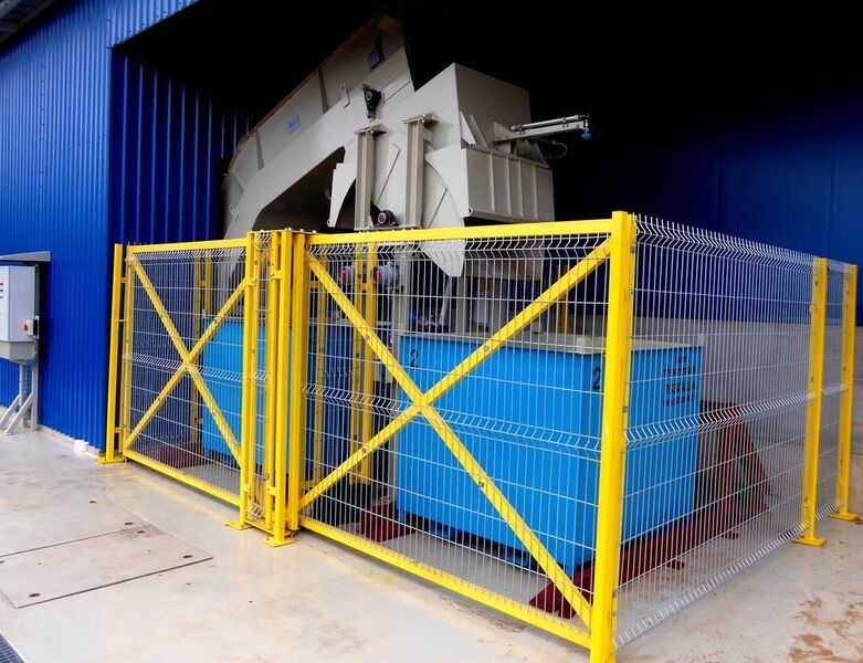 Das Restmaterial beziehungsweise Recyclematerial der Pressen landet außerhalb der Halle in entsprechenden Containern. (Kuhn)