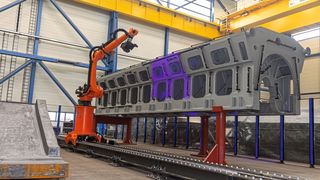 Der Messroboter vermisst einen tonnenschweren Schiffsmotor und erstellt einen digitalen Zwilling des Objekts (Bild: Thomas Lammertz / Siempelkamp Giesserei)