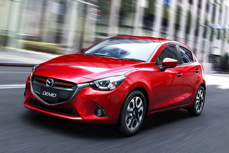Mit seinem großen Kühlergrill und den leicht aggressiv blickenden Augen setzt der Kleinwagen dynamische Akzente in der ansonsten optisch eher betont harmlosen Klasse. (Foto: Mazda)