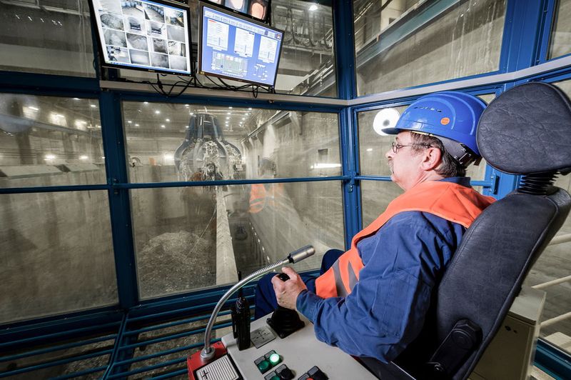Blick in den Bunker der Ersatzbrennstoff-Anlage, die für nachhaltige Energieerzeugung sorgt. (Bild: Ulrich Schepp / Infraserv Höchst)