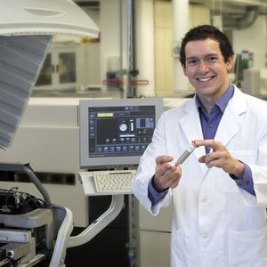 Daniel Hanselmann und sein Team von Heraeus Materials Technology gewannen in der Kategorie „Beste Produktinnovation“ für die Entwicklung eines neuen leitfähigen Klebstoffs mit verringertem Silbergehalt.