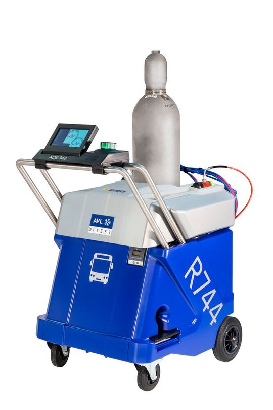 Mit dem neuen ADS 340 können speziell Nutzfahrzeugbetriebe die CO2-Klimaanlagen von Bussen warten und reparieren.(Bild:  AVL Ditest)