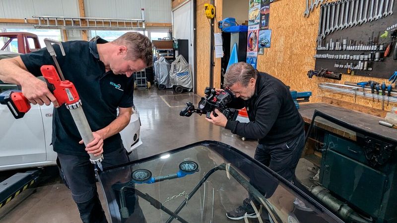 Mal während des Jury-Besuchs nebenbei eine Scheibe einkleben? Für einen Profi wie Michael Hager ist auch das kein Problem. Dass er dabei auch gleich noch vom DWP-Videografen Guido Salm abgefilmt wird, damit hatte er vermutlich nicht gerechnet. (Bild: Dominsky – VCG)