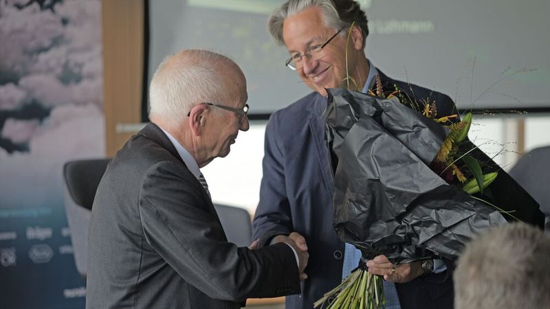 Bereits im vergangenen Jahr eröffnete Schirmherr Prof. Heinz Lohmann (links) die smartXcare mit einer Keynote zum Veranstaltungsmotto „Über den Wolken“.(Bild:  © Martin Geidobler / nursIT Institute)
