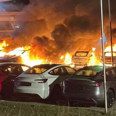 Im niedersächsischen Ottersberg sind mehrere Tesla-Fahrzeuge ausgebrannt. Anderswo passiert das auch. Die Gründe sind unklar. (Bild: Polizeiinspektion Verden/Osterholz)