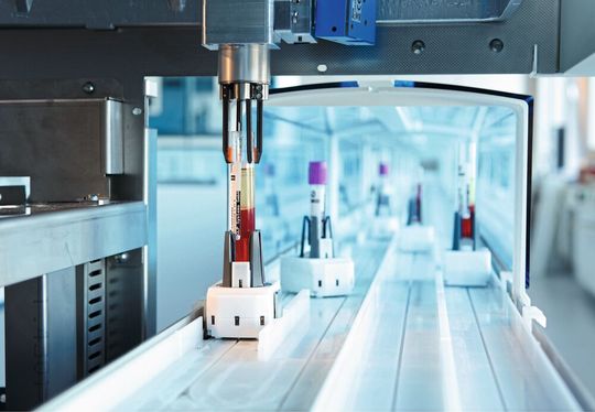 Automatisches Probenverteilsystem mit hoher Flexibilität: Es befördert jede Probe (Specimen) einzeln, da nur so eine flexible, individuelle und optimierbare Organisation einzelner Proben möglich ist. Automatisches Probenverteilsystem mit hoher Flexibilität: Es befördert jede Probe (Specimen) einzeln, da nur so eine flexible, individuelle und optimierbare Organisation einzelner Proben möglich ist.