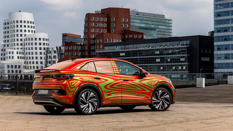 Bis der VW ID 5 ungetarnt auf den Straßen zu sehen ist, dürfte noch etwas Zeit vergehen.(Bild:  VW)