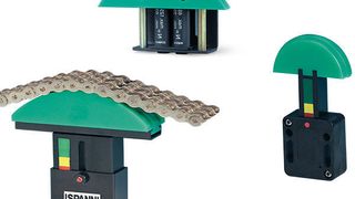 Die Kettenspanner Spann-Box und Spannbay TS sind sowohl aus schwarz lackiertem Stahl als auch aus rostfreiem Edelstahl erhältlich. (Bild: Mädler)