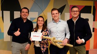 Haben die Kooperation besiegelt (v.l.): Stefan Borggreve (CDO Hellmann), Emily Roberts (DHLH), Dominik Schindler (Head of Innovation Hellmann) und Erik Petruschke (Managing Director DHLH). (Bild: Hellmann Worldwide Logistics)
