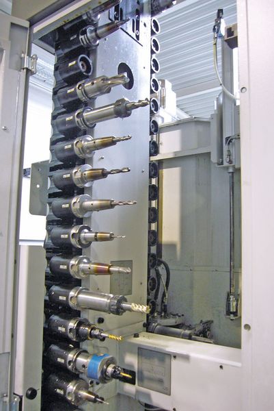 Prozesssicherer Werkzeugwechsel, denn das Kettenmagazin der HEC 500 D ist eine KSS- und spänefreie Zone. (Bild: Starrag AG)