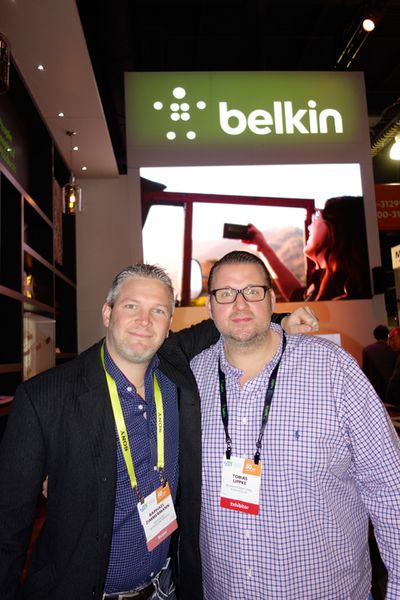 (l.) Raphael Zimmermann, Data Quest Dietikon, und Tobias Lippke, Belkin, überlegen, welchen Laden sie heute Abend unsicher machen werden. (Bild: IT-BUSINESS)