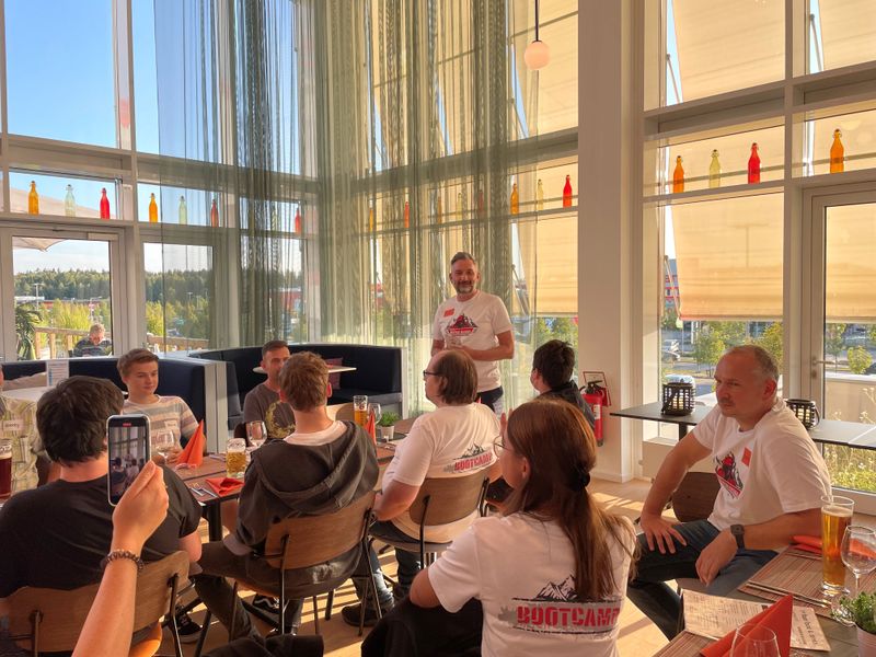 Marco Di Filippo, whitelisthackers, begrüßt am Freitagabend die Gäste. Von 215 Anmeldungen haben es nur 13 Teilnehmer ins Finale geschafft.  (IT-BUSINESS)