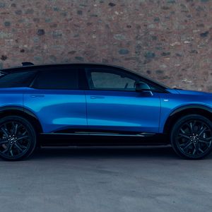 Der 4,82 Meter lange Optiq gilt intern als „Kompakt-SUV“, wirkt aber wegen seiner niedrigen Dachlinie eher wie ein Crossover aus SUV und Kombi(Bild:  Cadillac)