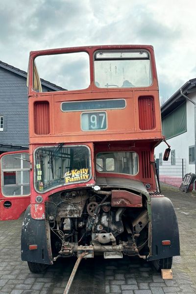Die meisten dieser Busse besitzen Fünf- bzw. Sechszylinder-Dieselmotoren von Gardner. Das Unternehmen aus Hulme (Manchester) stellte Stationärmotoren und Motoren für Straßen- und Schienenfahrzeuge sowie Schiffe her. Es bestand von 1868 bis Mitte der 90er-Jahre. (Bild: Miller Kommunikation)